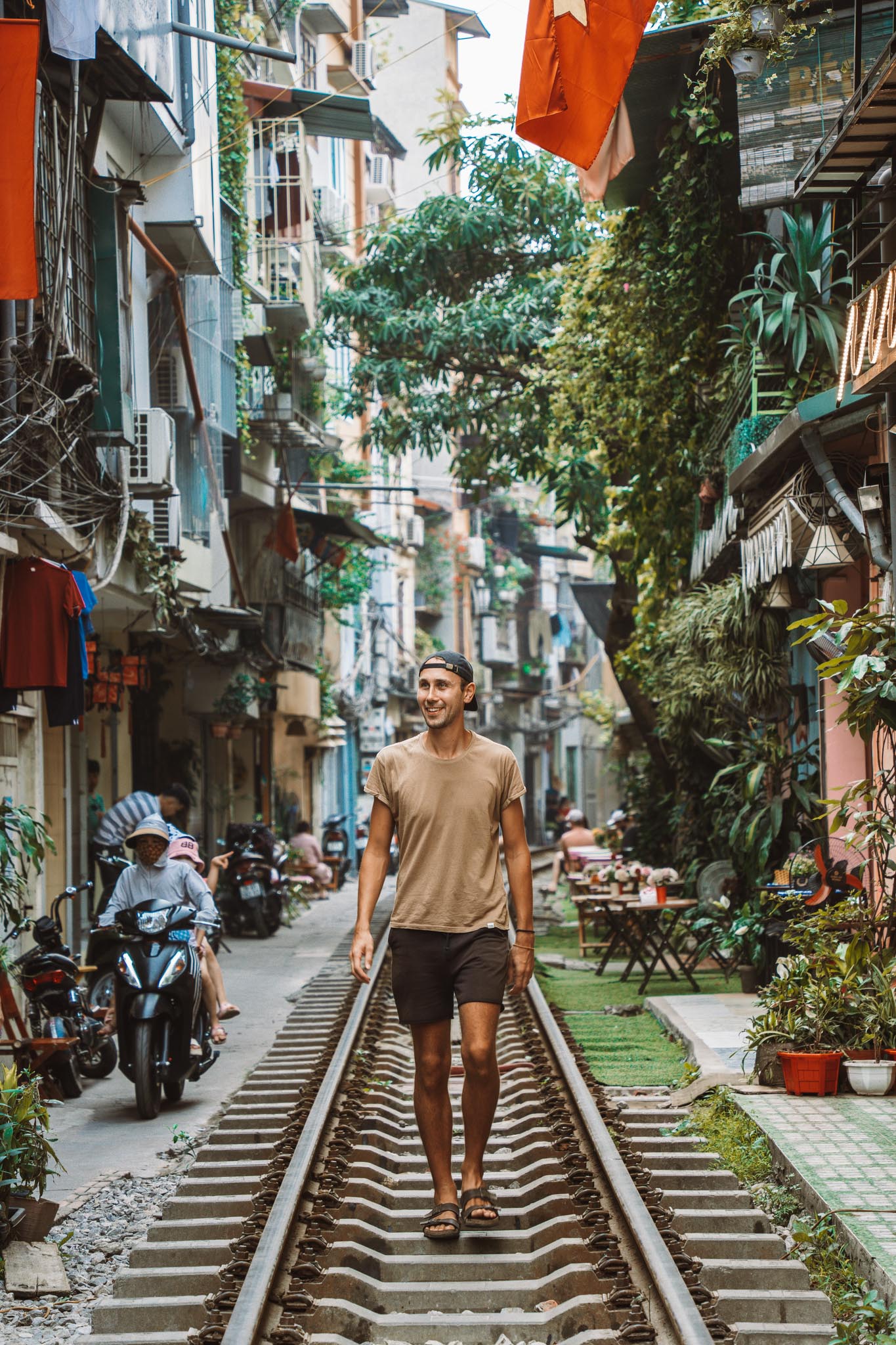 Finn Stolle in der Train Street, Hanoi, Vietnam